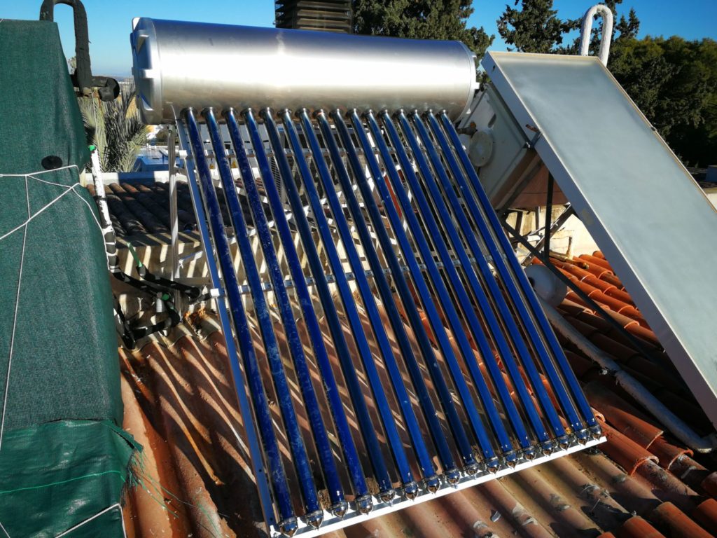 Equipo de energía solar térmica de tubos de vacío para producción de ACS en Murcia