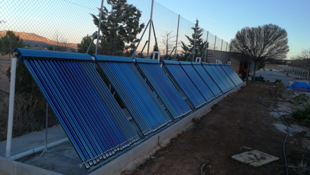 Conjunto de 12 placas de energía solar tubo de vacío para producción de agua caliente en Residencia de Ancianos, formado por 20 tubos cada captador.