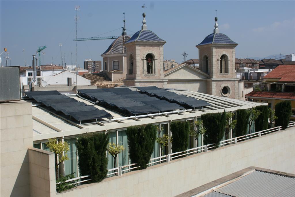 Hotel Arco de San Juan, paneles energía solar termodinámica en cubierta