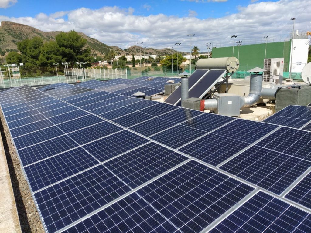 Instalación de autoconsumo de energía solar fotovoltaica de 40 kWp realizada por ESIrenovables en la Piscina Municipal de Santomera, Murcia.
