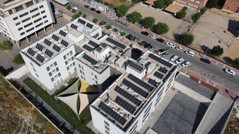 Vista aérea instalación autoconsumo solar en Residencia del Carmen, Murcia