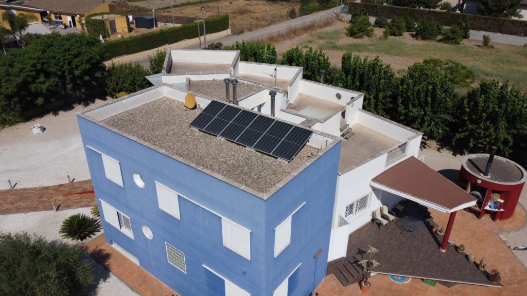 Paneles solares en instalación de autoconsumo solar en chalet de Beniaján