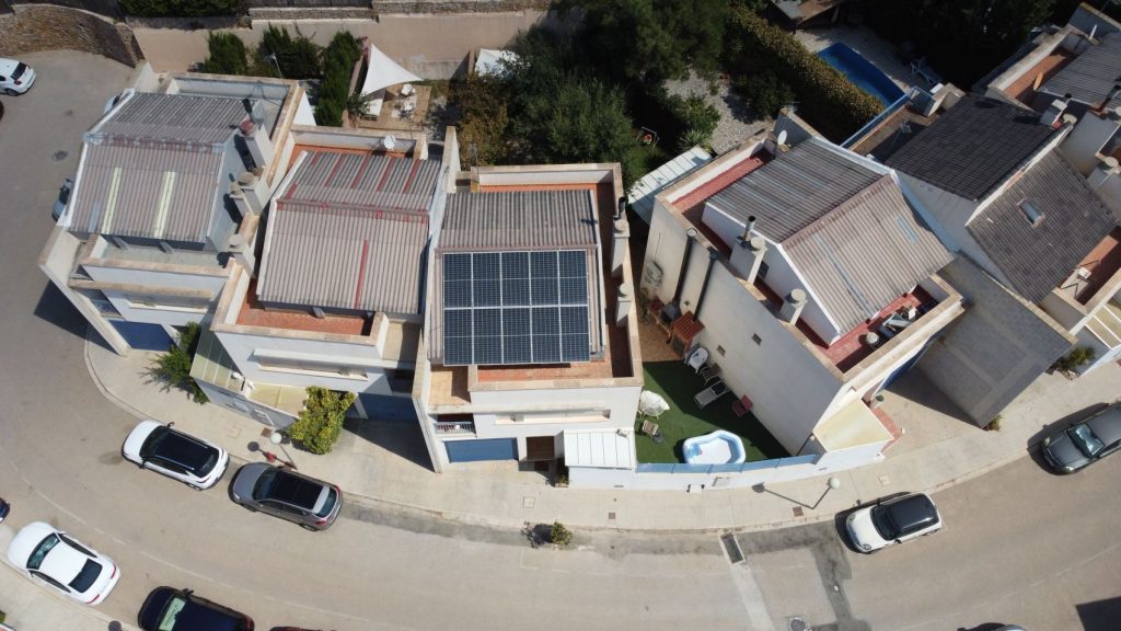 Paneles solares en instalación de autoconsumo solar en vivienda de Altorreal