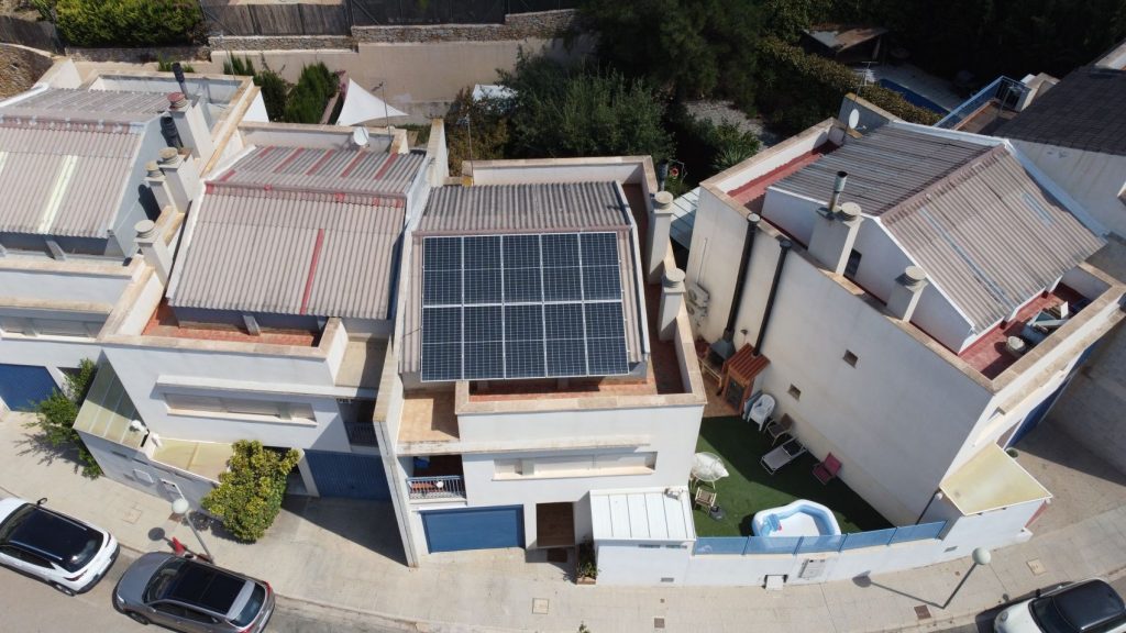 Placas solares en instalación de autoconsumo solar en chalet de Altorreal