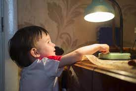 niño disfrutando de tarifa plana de luz barata