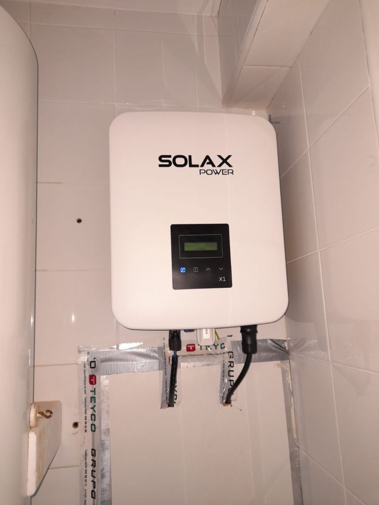 Inversor solar monofásico marca Solax Power modelo X1 3T Boost potencia 3000W en autoconsumo en vivienda de Aljucer