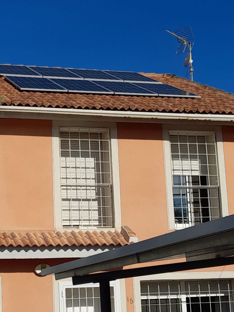 Placas solares en instalación de autoconsumo en vivienda de Aljucer, Murcia