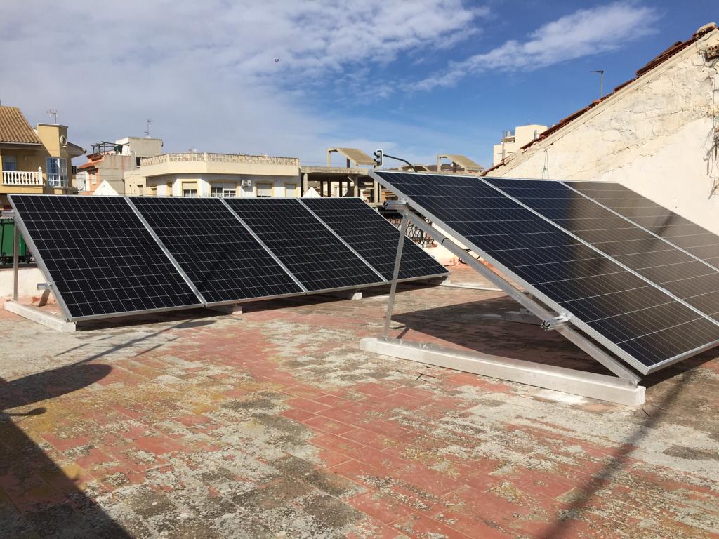 Detalle de placas solares en instalación fotovoltaica en vivienda de Sangonera, Murcia