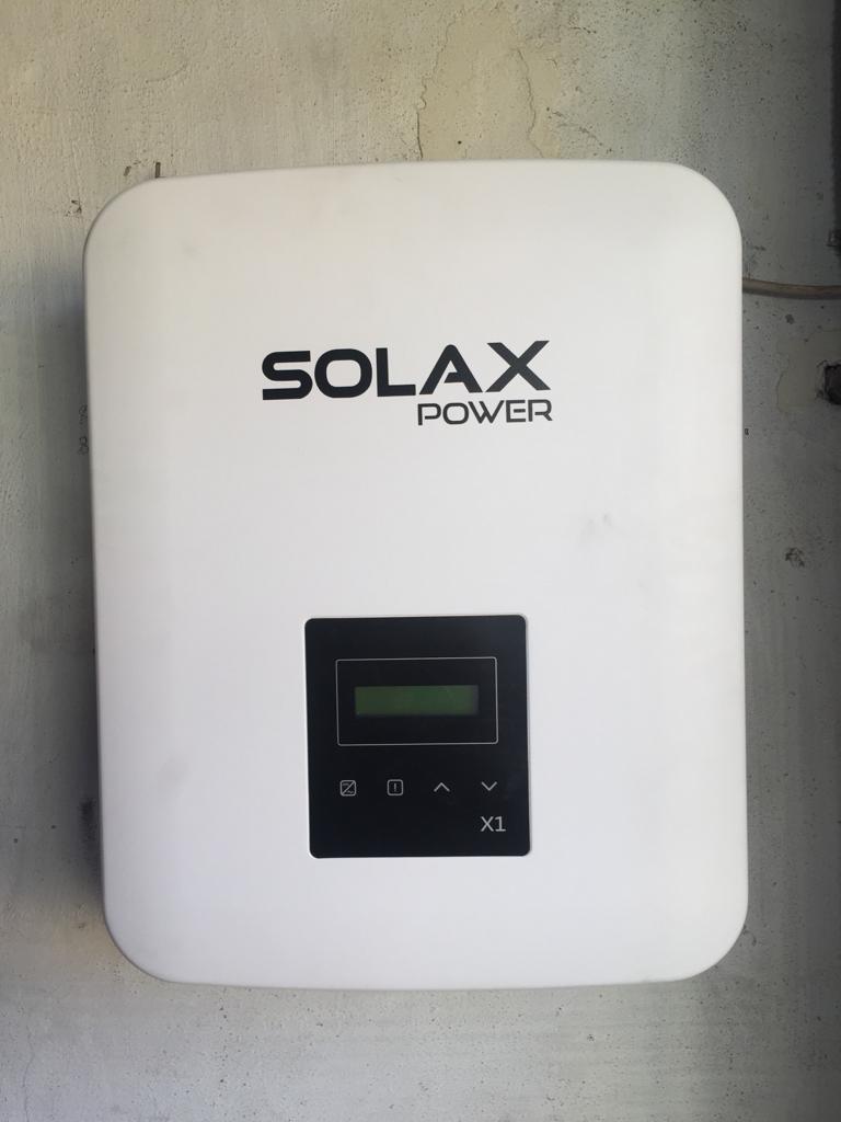Inversor red marca Solax Power modelo X1 Air 3.0 en instalación de autoconsumo en Sangonera