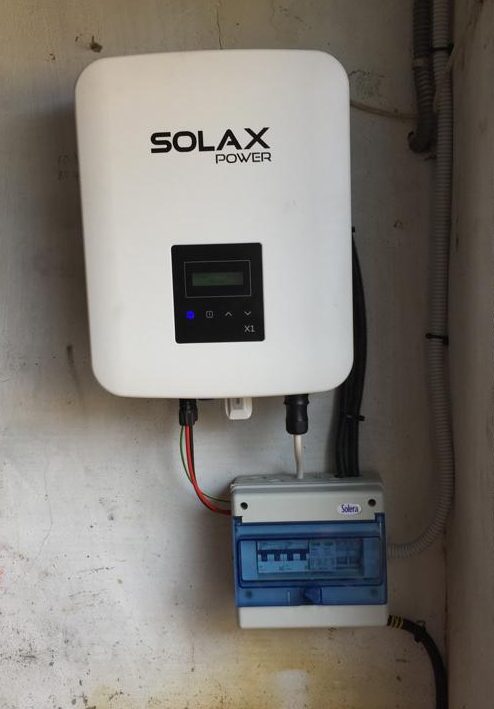 Inversor red marca Solax Power modelo X1 Air 3.0 y cuadro de protecciones en instalación de autoconsumo en Sangonera