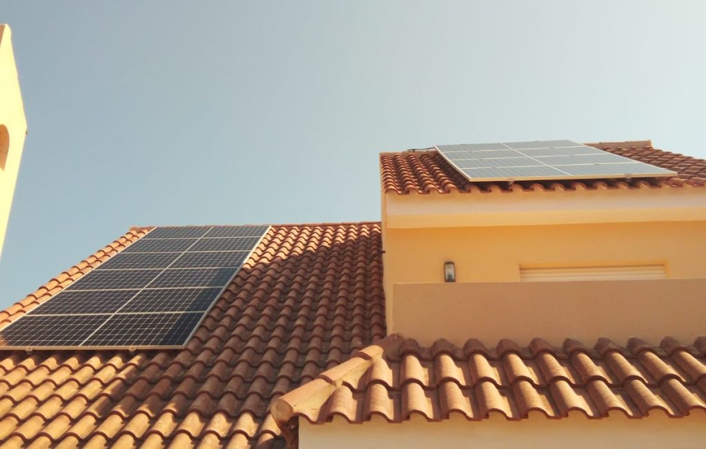 Autoconsumo en vivienda de Playa Honda. Módulos solares coplanares sobre cubierta