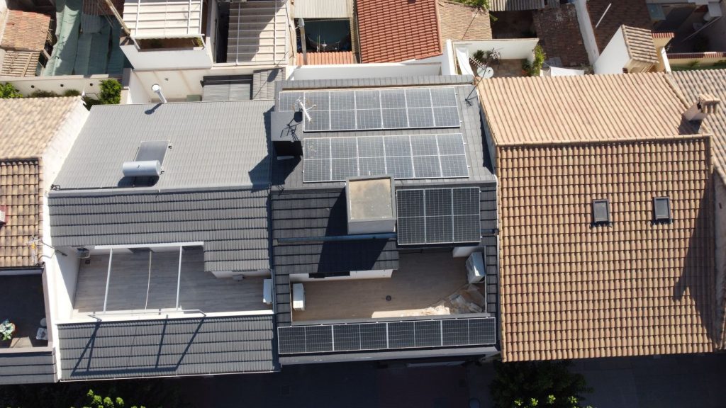 Paneles solares en instalación de autoconsumo solar en casa de El Infante