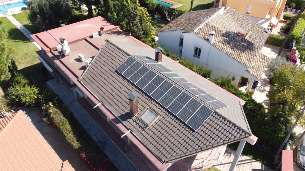 Módulos solares sobre cubierta de vivienda en La Arboleja, Murcia