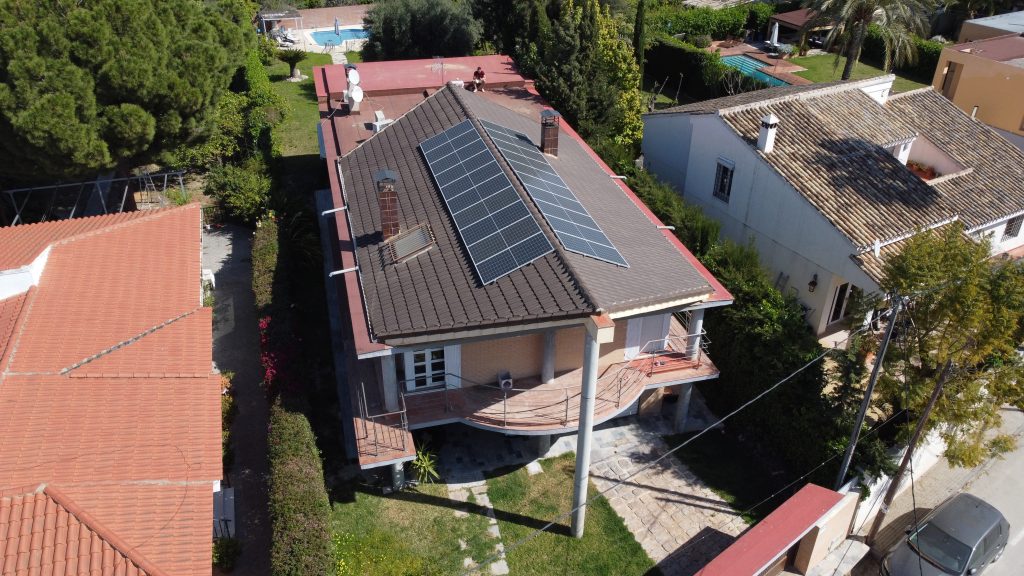 Placas solares instaladas coplanares con orientación este-oeste en vivienda de La Arboleja, Murcia