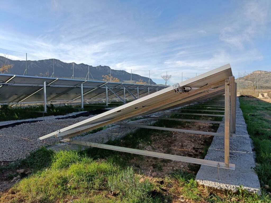 Detalle estructura placas solares en instalación de autoconsumo