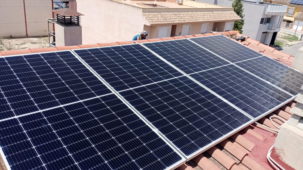 Instalación de placas solares en cubierta coplanar