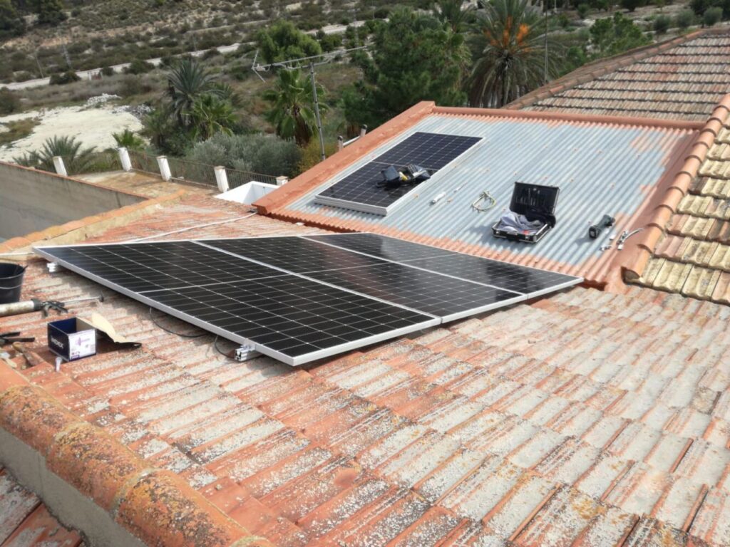 Placas solares instaladas sobre cubierta de teja alicantina