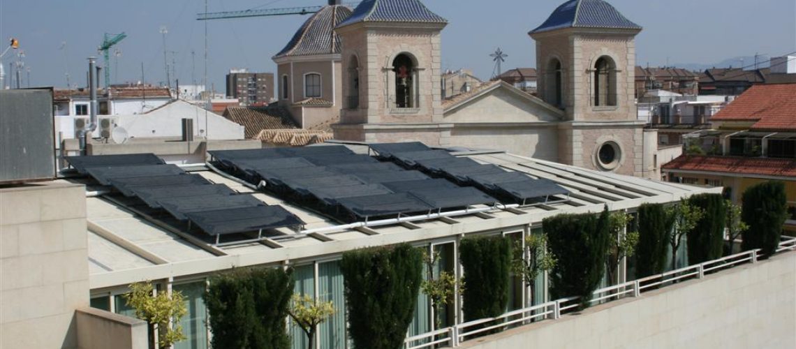Hotel Arco de San Juan, paneles energía solar termodinámica en cubierta